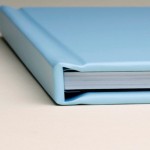 Le livre photo, couverture de couleur bleue clair fermée, à plat